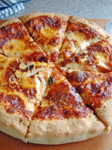 close-up of cheese pizza