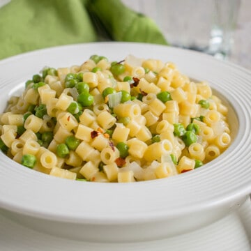 close-up photo of a bowl of pasta e piselli (pasta with peas)