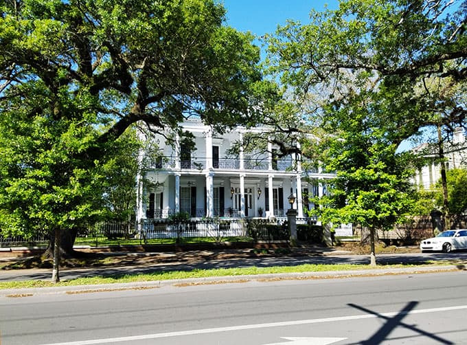 house behind green trees in the garden district in New Orleans